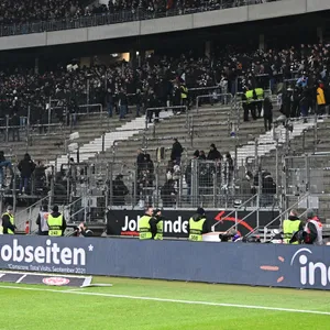 Fans verlassen den Block des Frankfurter Stadions