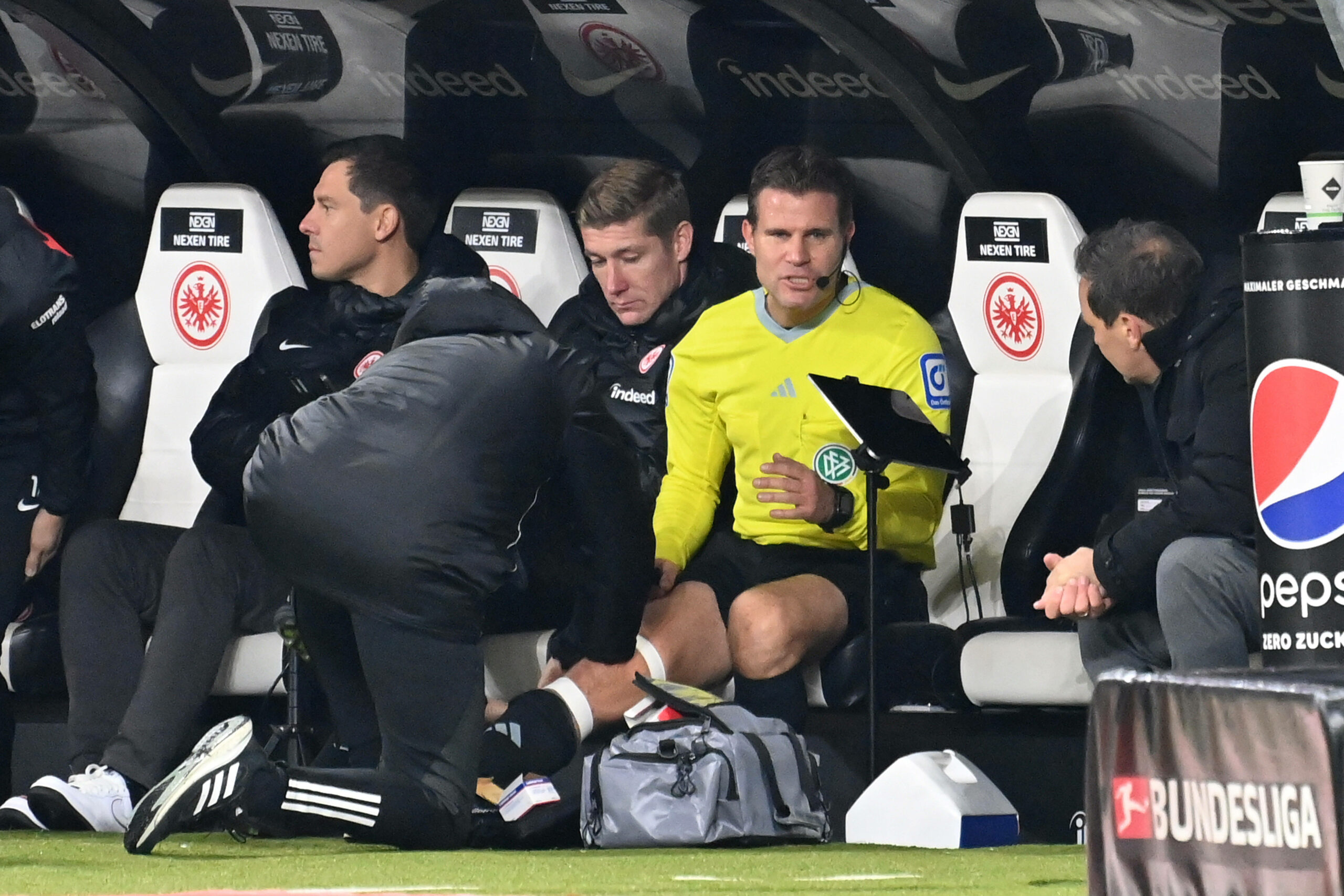 Schiedsrichter Felix Brych wird während der Partie Eintracht Frankfurt gegen den VfB Stuttgart behandelt