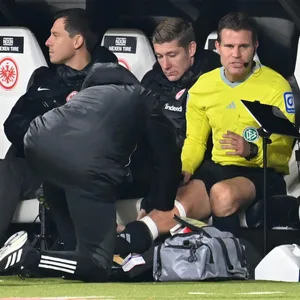 Schiedsrichter Felix Brych wird während der Partie Eintracht Frankfurt gegen den VfB Stuttgart behandelt