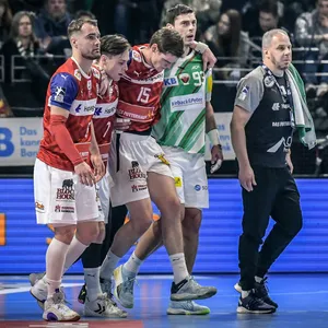Hamburgs Handballer Dominik Axmann humpelt von der Platte