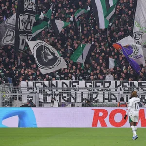 Der Gladbach-Block im Spiel gegen Dortmund, Fahnen der Borussen-Fans werden geschwenkt