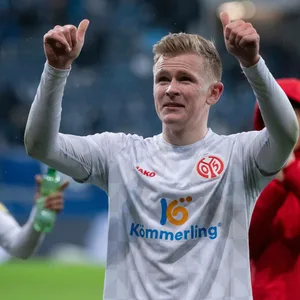 Jonathan Burkardt streckt beide Daumen in die Höhe