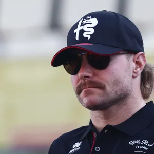 Valtteri Bottas trägt Käppi und Sonnenbrille und schaut ernst