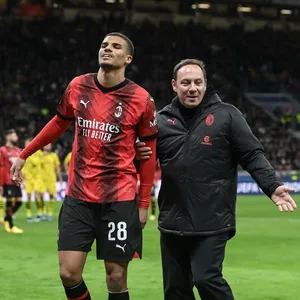 Malick Thiaw humpelt im Trikot des AC Milan vom Platz