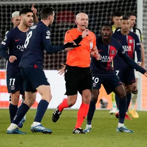 PSG-Profis diskutieren mit Schiedsrichter Szymon Marciniak