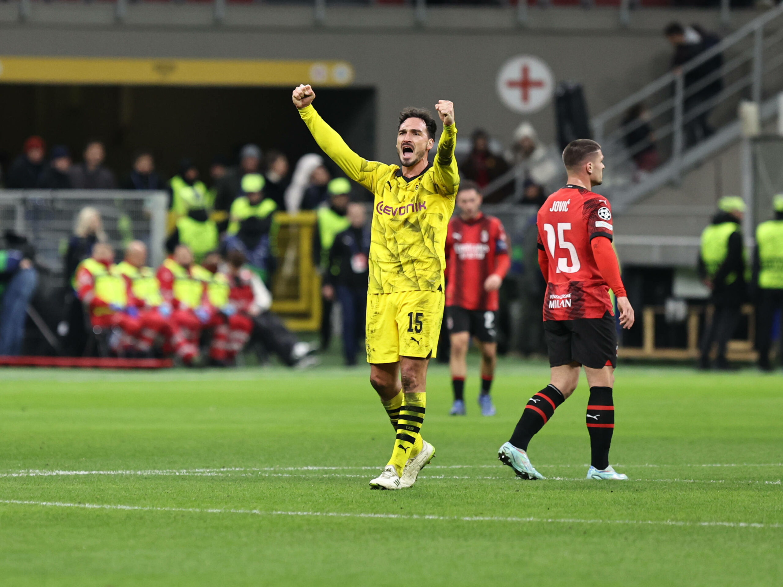 Mats Hummels streckt die geballten Fäuste in die Höhe im Spiel Borussia Dortmund gegen AC Milan