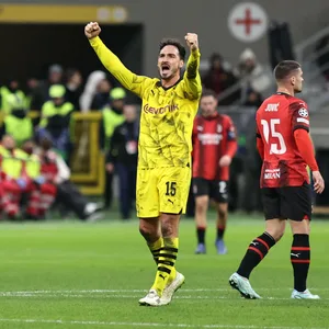 Mats Hummels streckt die geballten Fäuste in die Höhe im Spiel Borussia Dortmund gegen AC Milan