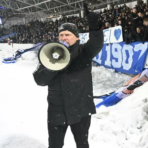 Helsinki-Trainer Toni Korkeakunnas mit Megafon