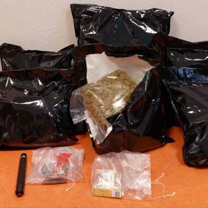 Plastikbeutel in verschiedenen Größen mit Drogen