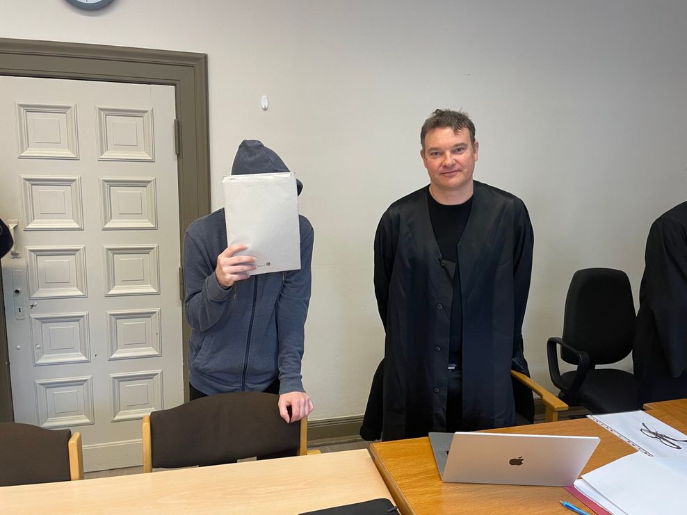 Der Angeklagte Steve G. (l.) steht zu Prozessbeginn neben seinem Verteidiger.