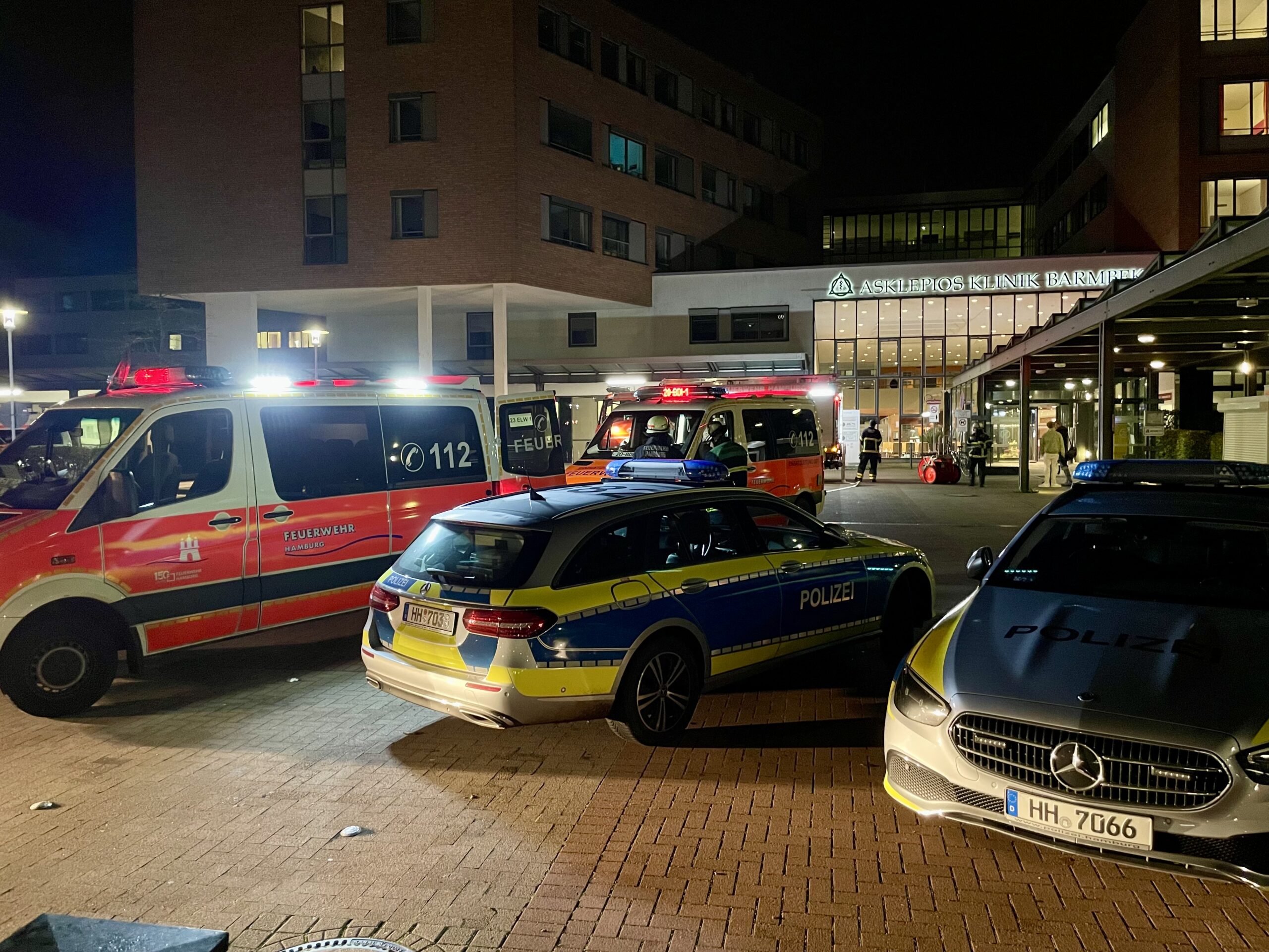 Feuer in der Asklepios Klinik Barmbek: Ein Großaufgebot von Rettungskräften war am Donnerstagabend vor Ort.