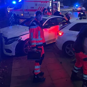 Aufnahme der Unfallstelle mit den beschädigten Fahrzeugen und Einsatzkräften der Feuerwehr und der Polizei.