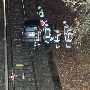 Ein Autofahrer aus Hamburg ist am Montagabend 500 Meter auf Bahngleisen bei Ahrensburg gefahren. Das Auto kam auf den Gleisen zum Stehen, Rettungsleute kümmern sich um den Mann.