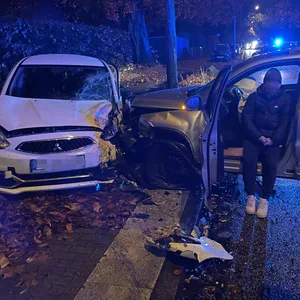 Der Fahrer des VW sitzt nach dem Unfall an der geöffneten Fahrertür.