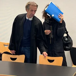 Die Angeklagte Natalie N. mit ihrem Anwalt – die 37-Jährige hat eine emotionale Erklärung vor dem Amtsgericht St. Georg abgegeben.