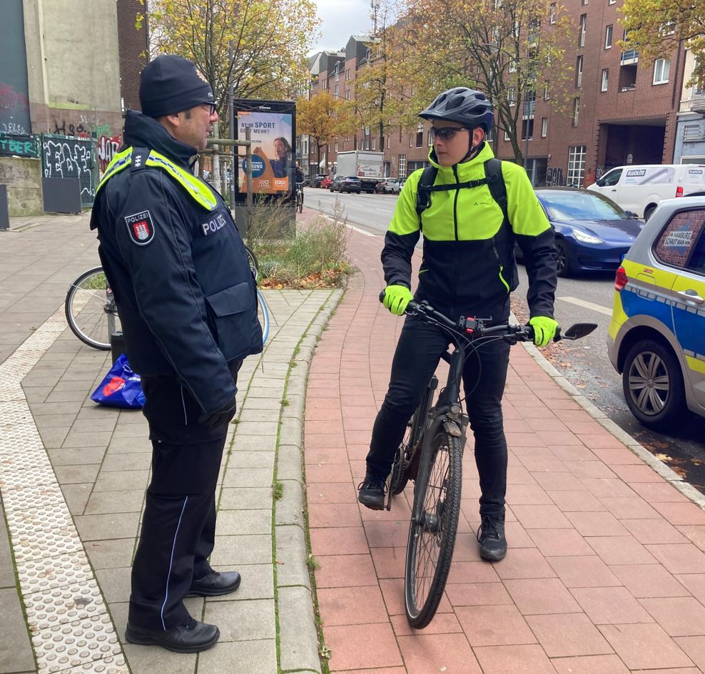 Ein Polizist mit einem Radfahrer. Der Student: „Tolle Aktion!“