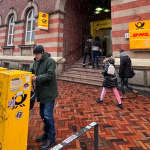 Diese Postbankfiliale in Altona ist seit einigen Tagen geschlossen – wegen einer Taubenplage.