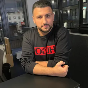 Gefeuert, weil er sich scheute, eine taubstumme Frau mit behindertem Kind auf die Straße zu setzen: Ex-Moia-Fahrer Devran Sarikaya (30). Er ist wütend und traurig, fühlt sich ungerecht behandelt.