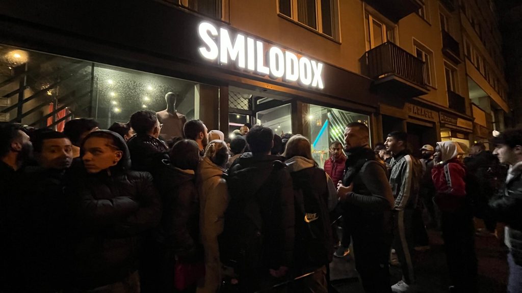 Gedränge vor dem Laden Smilodox