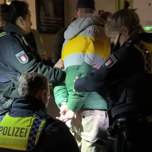 Ein Mann wird am Bahnhof Stellingen festgenommen.