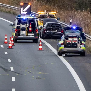 Ein Audi wurde bei dem Unfall beschädigt und musste abgeschleppt werden.