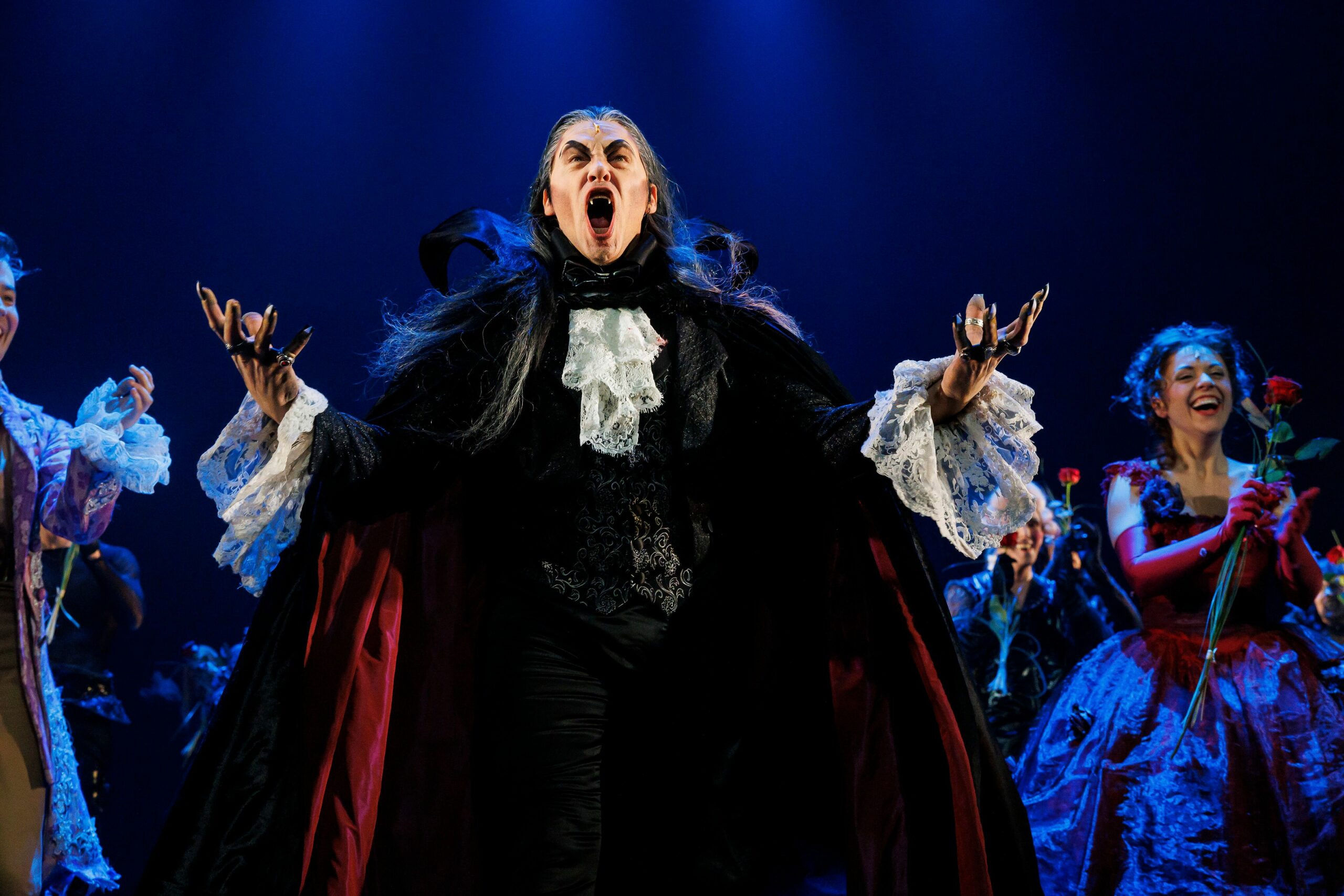 Das Kult-Musical „Tanz der Vampire“ ist zurück in Hamburg.