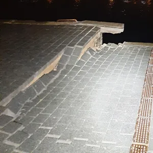 Die abgesackte Kaikante in Flensburg.