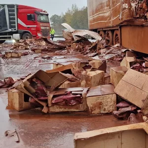 Süßer Asphalt: Ein Lkw hat nach einem Unfall auf der A1 bei Osnabrück riesige Mengen Kakao verloren.