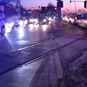 Die Sperrung der Straße Roßdamm sorgte am Donnerstagmorgen für ein Verkehrschaos im Hafen.
