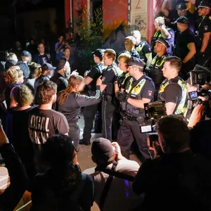 Polizisten beobachten einen mutmaßlichen Drogendeal in der Hafenstraße (St. Pauli). Rund 30 Personen solidarisierten sich mit den Verdächtigen und stellten sich der Polizei entgegen.