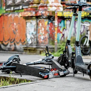 Rücksichtslos abgestellte E-Scooter sind eine Gefahr für andere Verkehrsteilnehmer. (Symbolbild)