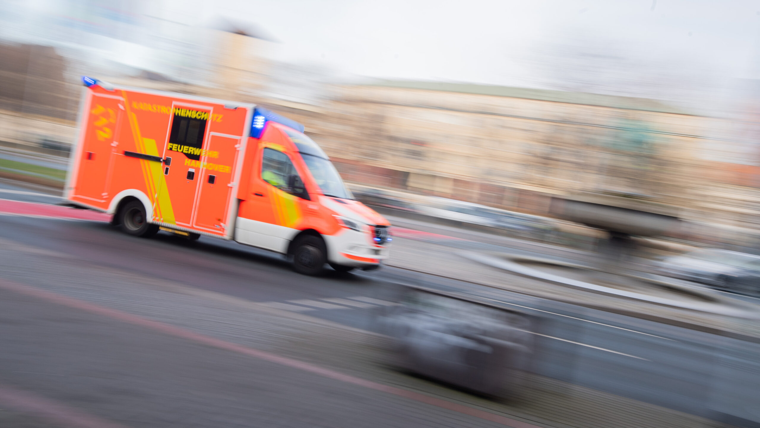 Ein Krankenwagen in Fahrt als Symbolfoto