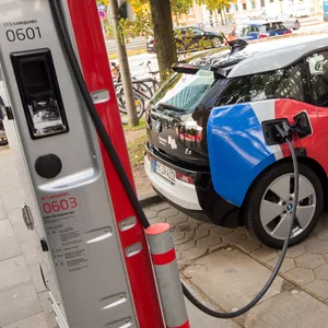 Ladepunkt für Elektro-Autos in Hamburg (Archivbild).