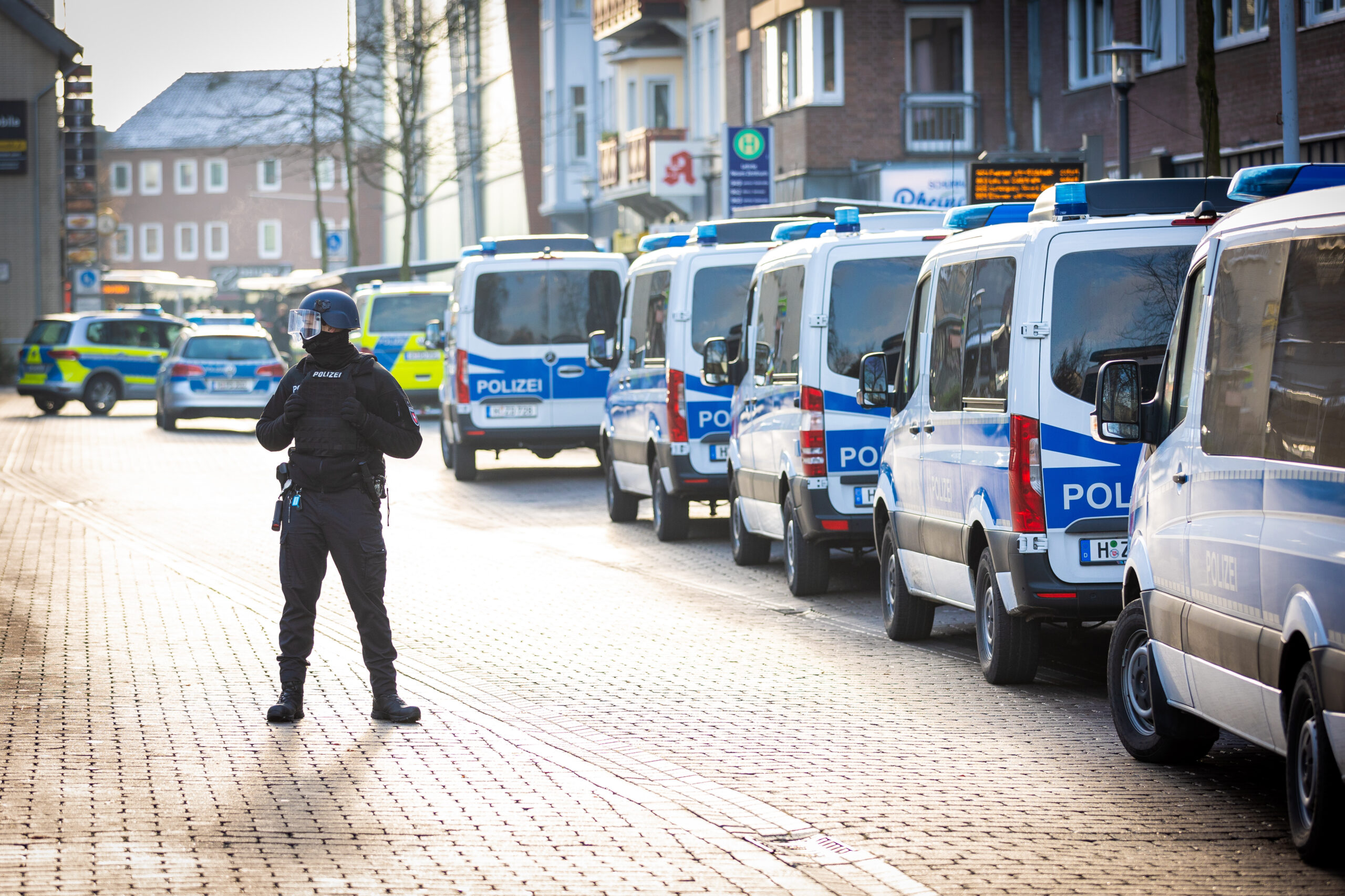 Einsatzfahrzeuge der Polizei vor einem Jobcenter in Lehrte bei Hannover.