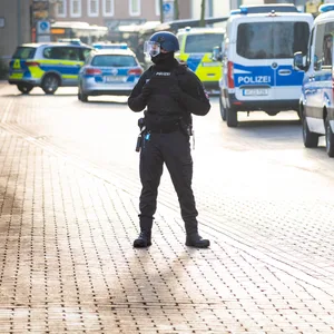 Einsatzfahrzeuge der Polizei vor einem Jobcenter in Lehrte bei Hannover.