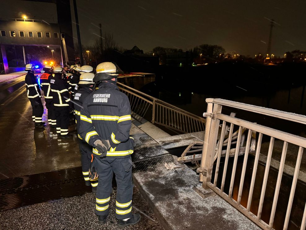 Das Geländer der Reiherstiegbrücke ist durchbrochen und ragt weit über den Seitenarm der Elbe hinaus. Offenbar ist ein Lkw auf der glatten Fahrbahn dagegen gekracht.