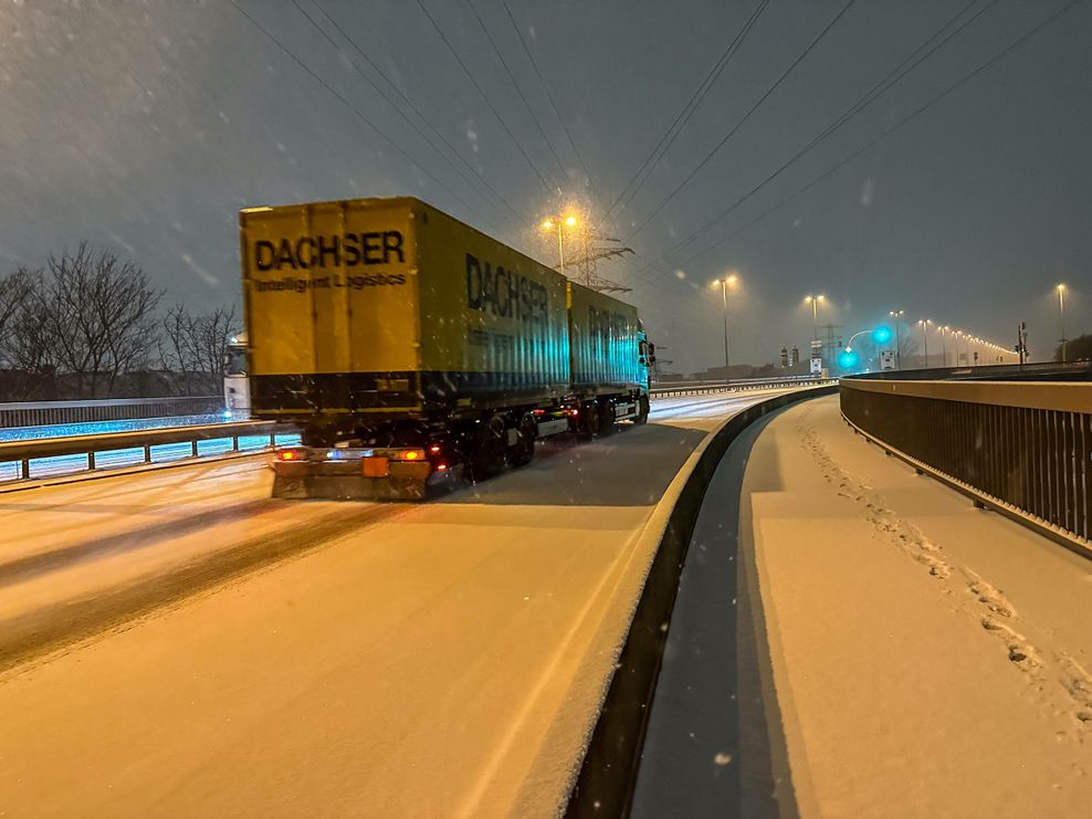 Für Lkw war der plötzliche starke Schneefall besonders gefährlich – es kam zu mehreren Unfällen.