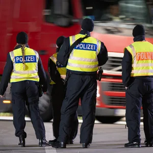 Polizisten kontrollieren einen Lkw (Symbolbild).