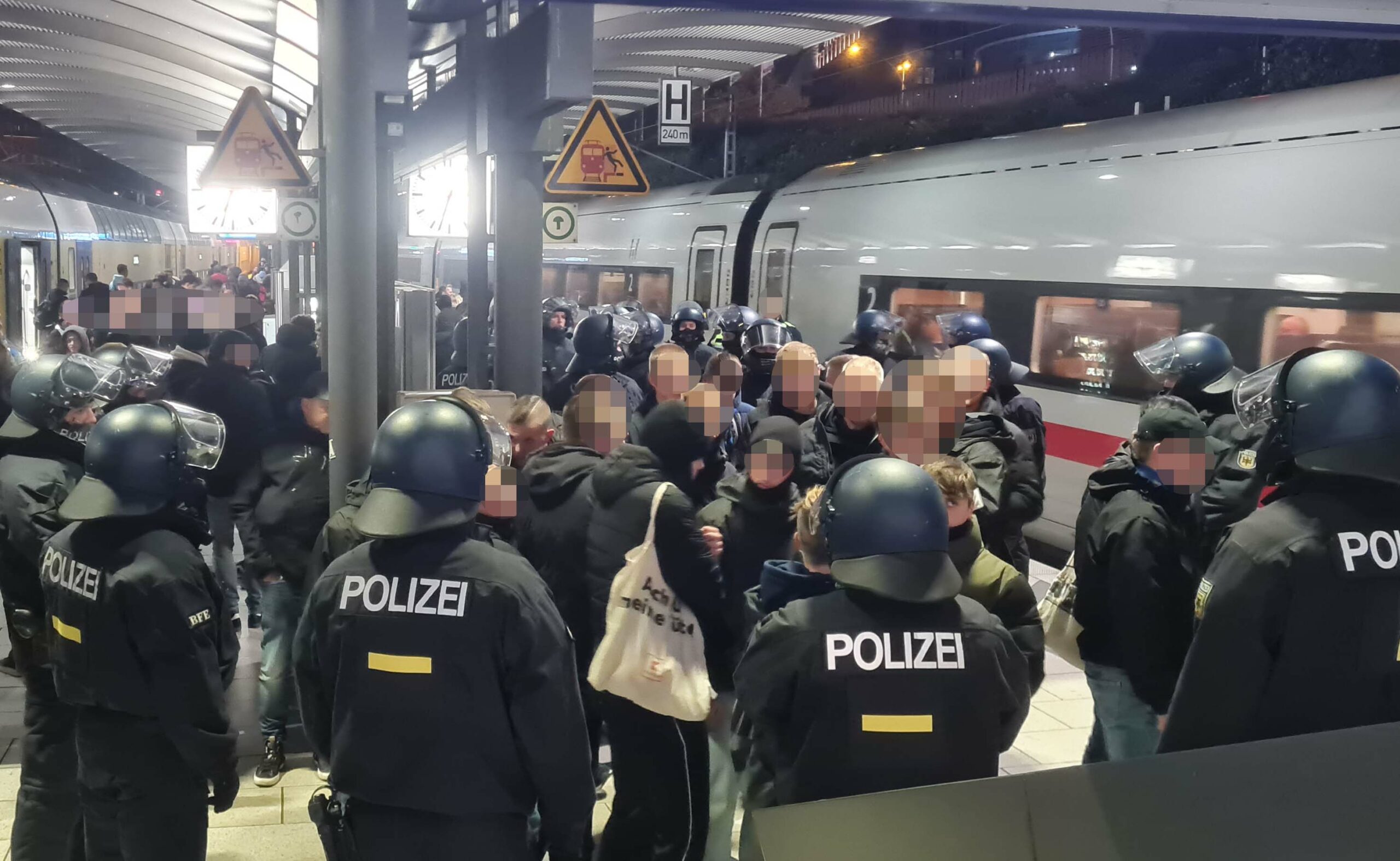 Bundespolizei überprüft Fans im Hauptbahnhof