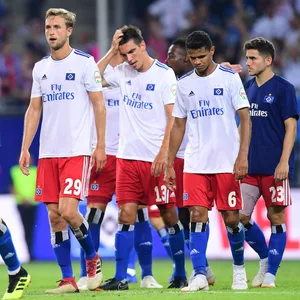 Matti Steinmann und andere HSV-Profis nach der Niederlage gegen Kiel im Sommer 2018