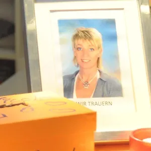 Trauer an ihrem Arbeitsplatz: An der Rezeption des Fitnessclubs „Aquafit" gedenken die Kollegen der getöteten Mitarbeiterin Nicole B.