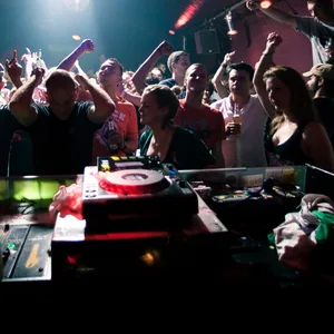 Der „Waagenbau“ unter der Sternbrücke: Der legendäre Techno-Club muss schließen. (Archivbild)