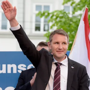 Björn Höcke, mit erhobenem rechten Arm