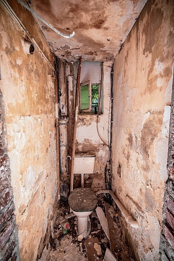 Kein schöner Anblick: verfallene Toilette in der Fabrikruine