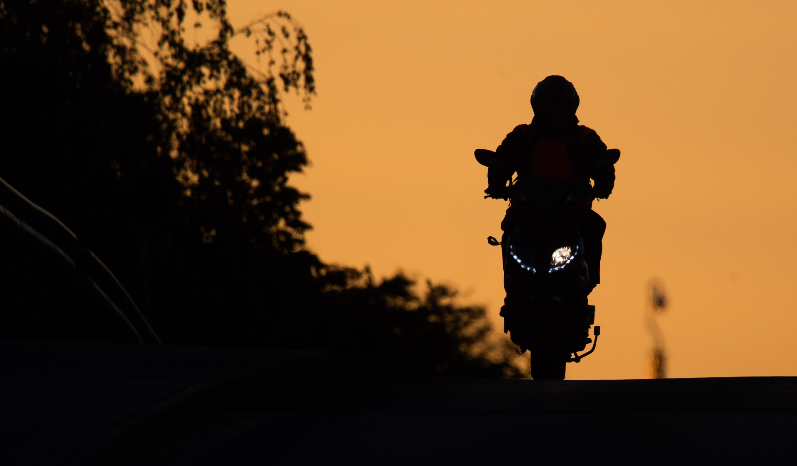 Ein Mann auf einem Motorrad (Symbolbild)