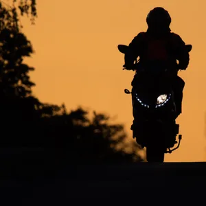 Ein Mann auf einem Motorrad (Symbolbild)