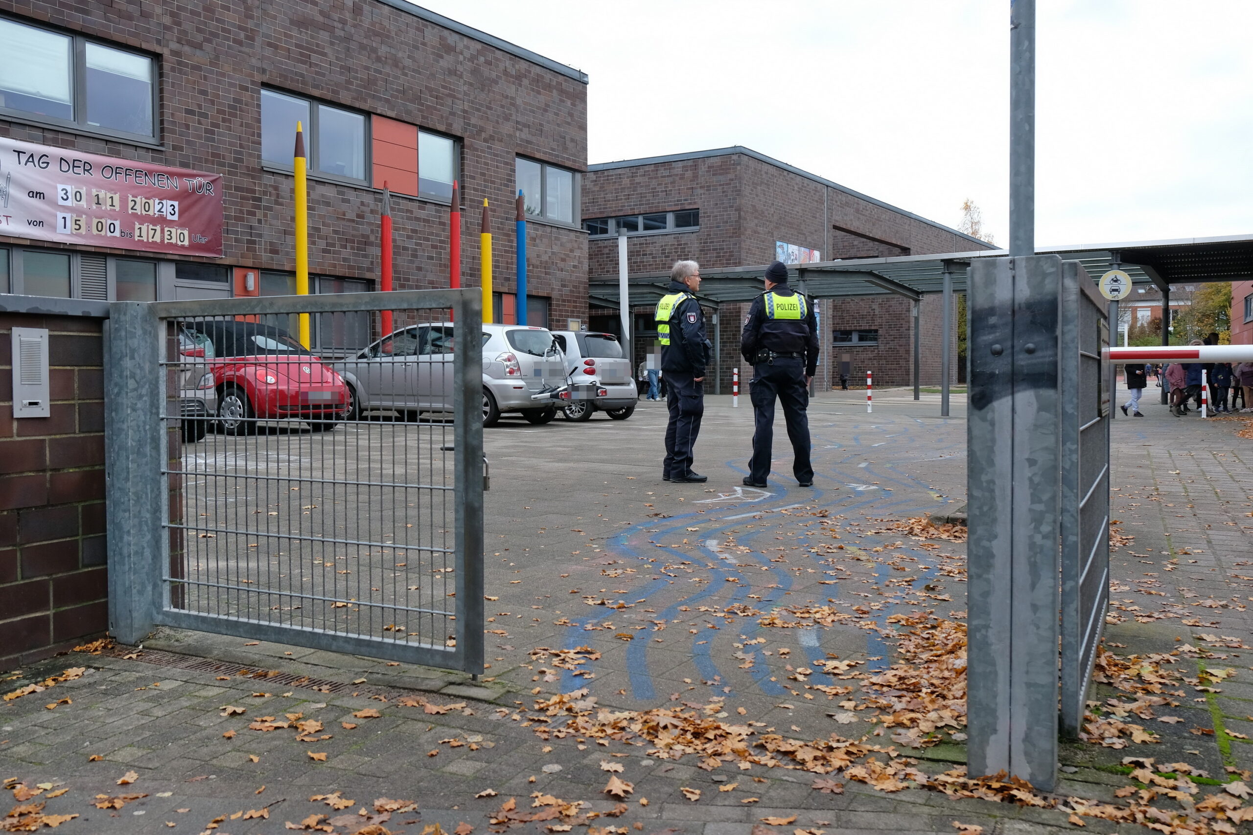 Ein Mann soll versucht haben, ein kleines Mädchen vom Hof dieser Grundschule in Lohbrügge zu entführen.