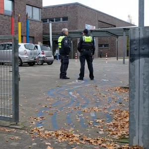 Ein Mann soll versucht haben, ein kleines Mädchen vom Hof dieser Grundschule in Lohbrügge zu entführen.
