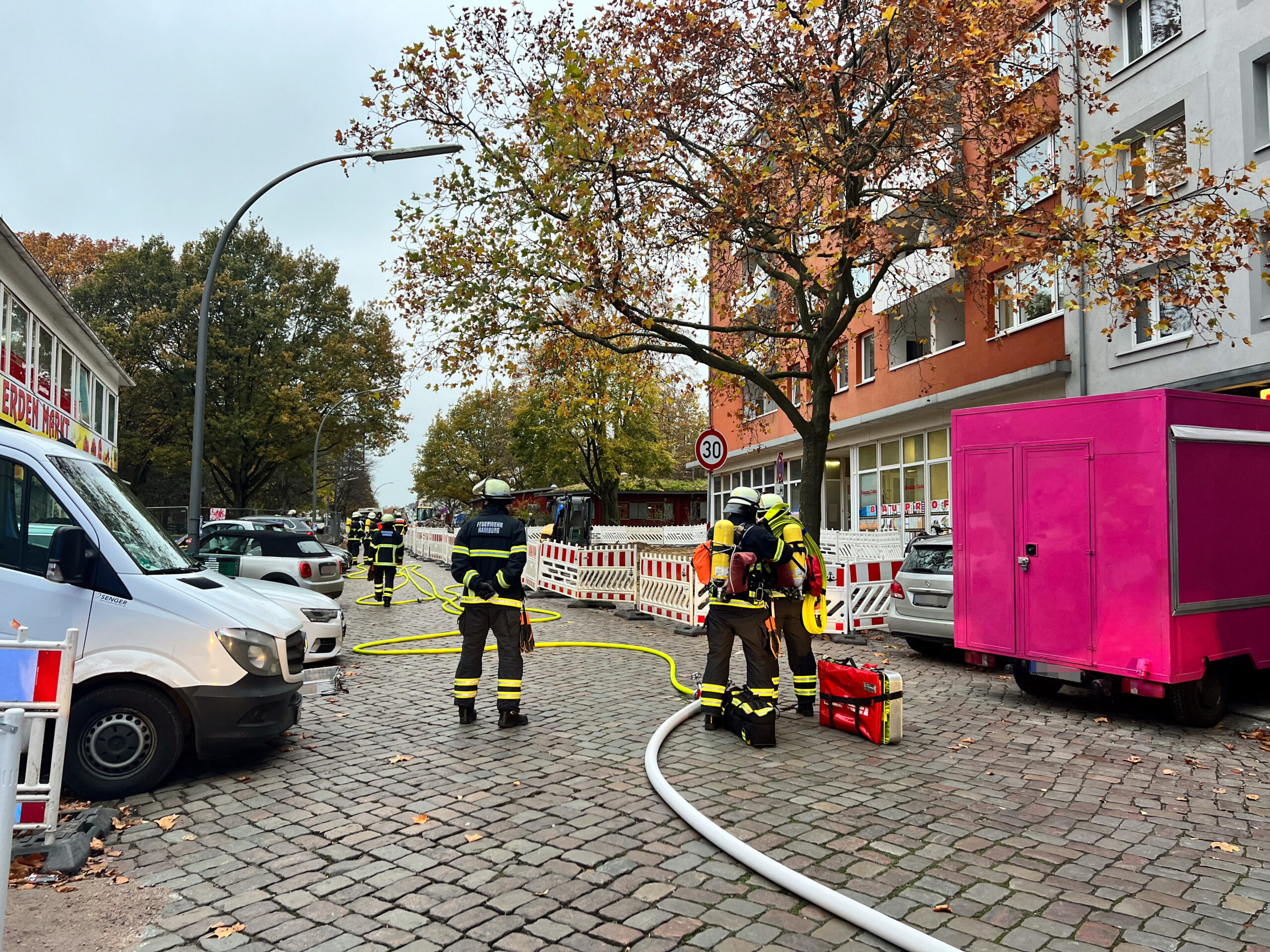 Feuerwehrleute am Einsatzort auf der Straße Nobistor in Hamburg-Altona-Altstadt.