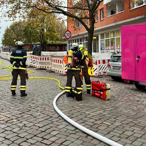 Feuerwehrleute am Einsatzort auf der Straße Nobistor in Hamburg-Altona-Altstadt.
